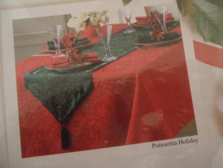 Rood kerst tafellaken ovaal 152 x 213 cm, Huis en Inrichting, Keuken | Textiel, Nieuw, Tafelkleed of Tafelzeil, Rood, Ophalen of Verzenden