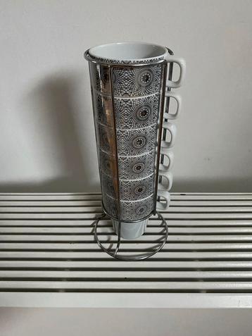 Vintage Kopjes met Rek beschikbaar voor biedingen