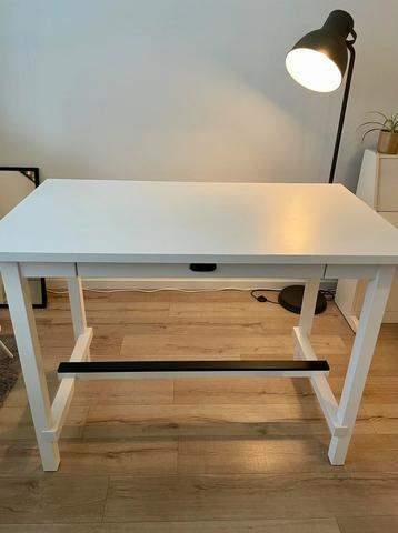 De tafel + 1 stoel gratis! beschikbaar voor biedingen