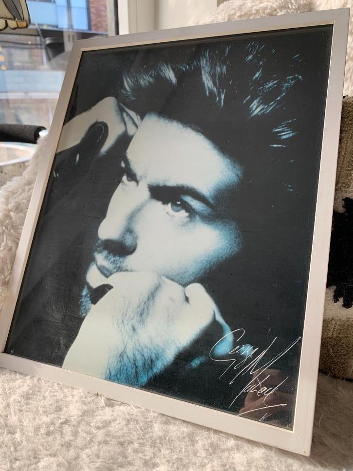 George Michael - Gesigneerd - Vintage Foto/Poster, Verzamelen, Muziek, Artiesten en Beroemdheden, Zo goed als nieuw, Foto of Kaart