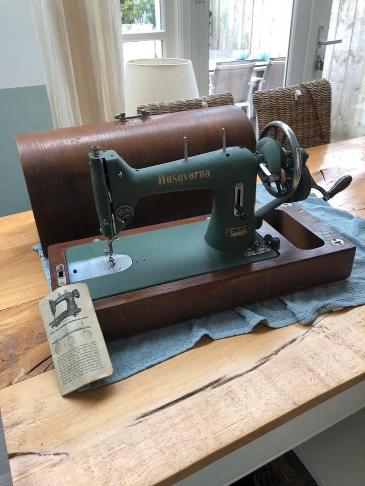 Antieke Husqvarna Handnaaimachine met Houten Koffer, Antiek en Kunst, Antiek | Naaimachines, Ophalen