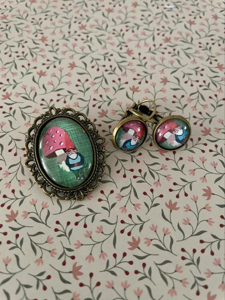 Tante Betsy kabouter en paddenstoel broche + oorbellen, Sieraden, Tassen en Uiterlijk, Broches, Nieuw, Overige materialen, Minder dan 4 cm