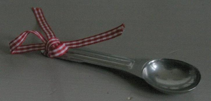 Brocant metalen thee-schep-lepeltje met strikje (nieuw), Antiek en Kunst, Curiosa en Brocante, Ophalen of Verzenden