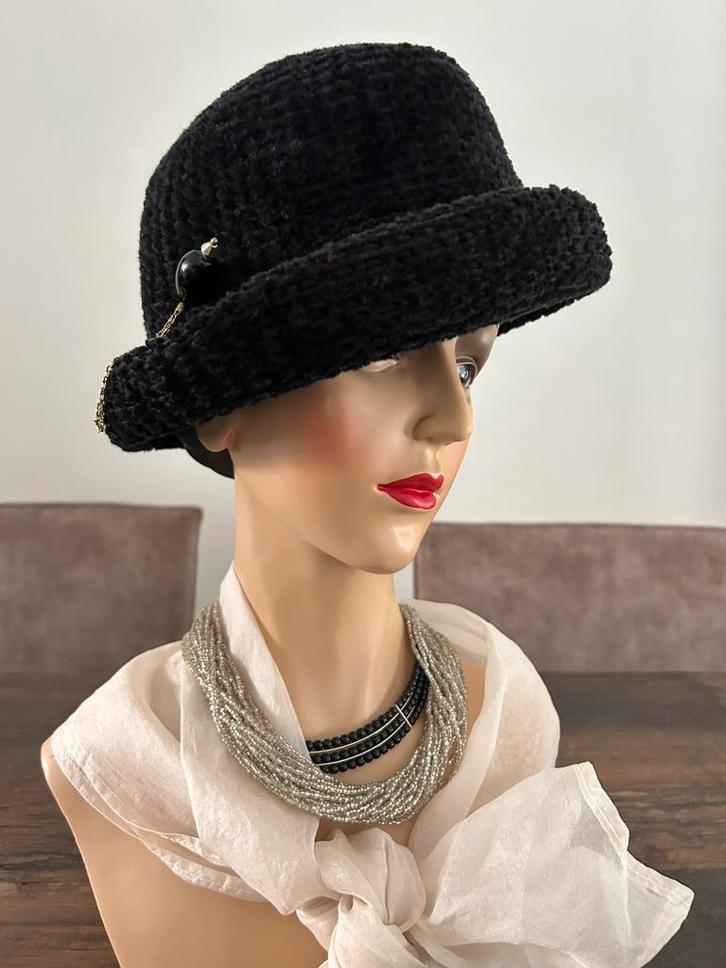 LEUK ZWART VINTAGE HOEDJE INCL. HOEDENSPELD, Kleding | Dames, Hoeden en Petten, Zo goed als nieuw, Hoed, Ophalen of Verzenden