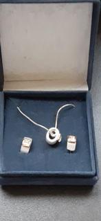 Ketting met hanger en twee oorbellen - met een Stein, Overige materialen, Ophalen of Verzenden, Zo goed als nieuw, Met edelsteen