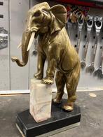 Bronzen olifant, Ophalen