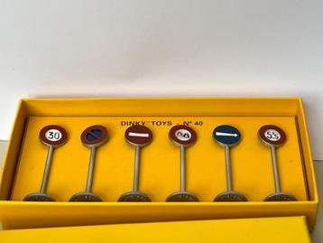 Dinky Toys verkeersborden set . beschikbaar voor biedingen