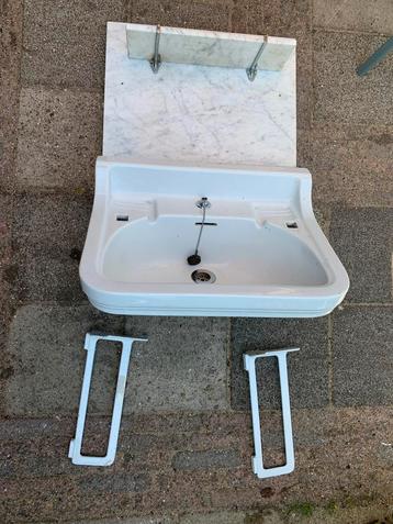 Vintage wasbak met kranen en marmeren wand en plachet beschikbaar voor biedingen