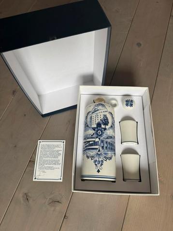 Delfts blauwe fles met glaasjes beschikbaar voor biedingen