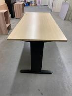 Bureau met eiken fineer blad onderstel zwart 180 x 80 cm, Ophalen, Geen, Zo goed als nieuw, Bureau