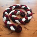 Nieuwe gevlochten sjaal rood bruin wit pompons egf 185cm, Ophalen of Verzenden, Zo goed als nieuw, Maat 38/40 (M), Sjaal