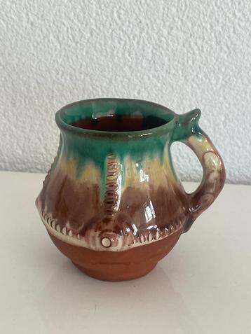 Oude terracotta geglazuurde koffiekop Spinazie en ei kleur beschikbaar voor biedingen