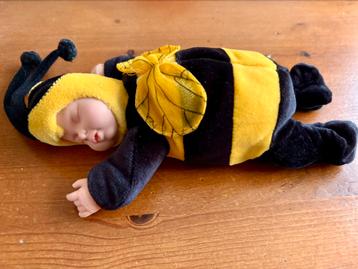 Anne Geddes bijtje slapende baby beschikbaar voor biedingen