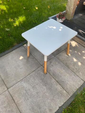 Kindertafeltje buiten mdf wit met houtkleur 59x50x48cm lxbxh beschikbaar voor biedingen