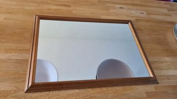 Nette spiegel met houten lijst 49,5 x 69,5 beschikbaar voor biedingen