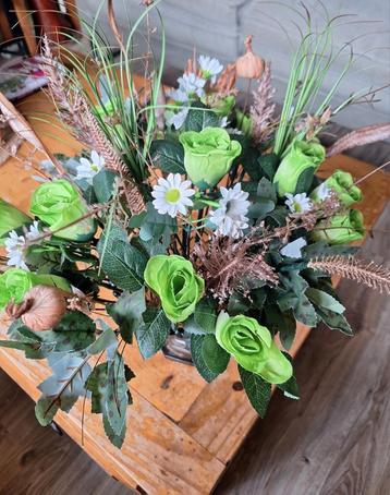 Bloemstuk met zware rookglazen vaas kunstbloemen. beschikbaar voor biedingen