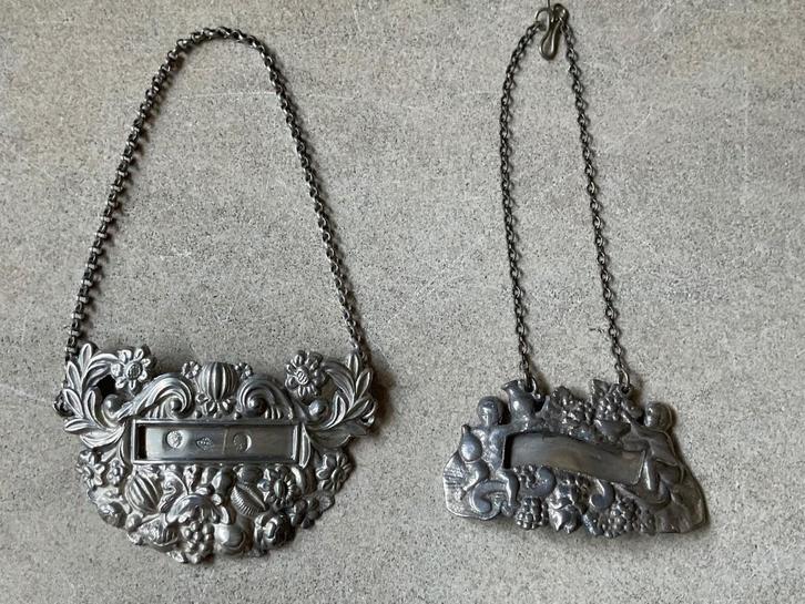 1 rijk gedecoreerde karaflabelvan zilver met merkjes, Antiek en Kunst, Antiek | Goud en Zilver, Zilver, Verzenden