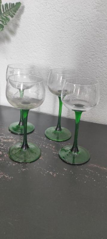 Vintage wijnglazen Frans 4x groene voet en gravering beschikbaar voor biedingen