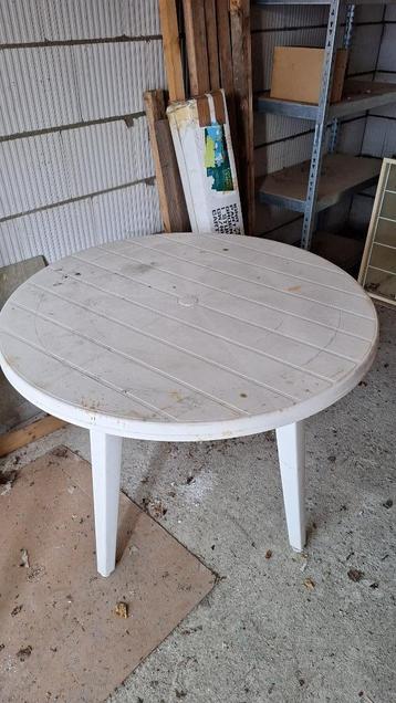 Gratis kunststof ronde tuintafel diameter 120 cm beschikbaar voor biedingen