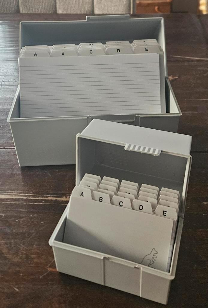 Twee kaartenbakken A5 en A7 met kaartjes, Diversen, Bureau-accessoires, Zo goed als nieuw, Ophalen of Verzenden