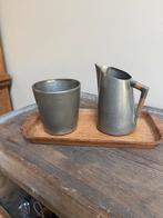 Tinnen melk en suiker stel met houten onderbord K.M.D. Tiel, Antiek en Kunst, Antiek | Tin, Ophalen of Verzenden