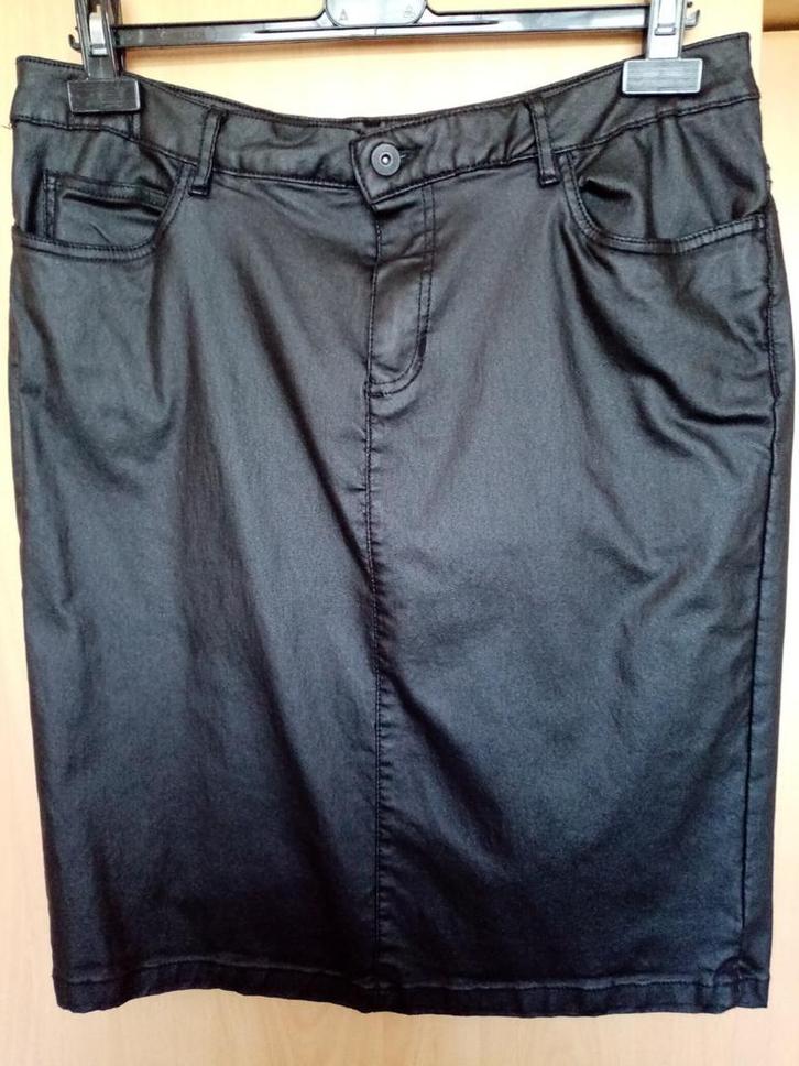Zwarte Lederlook Rok - Stijlvol!, Kleding | Dames, Rokken, Zo goed als nieuw, Maat 42/44 (L), Zwart, Knielengte, Ophalen of Verzenden