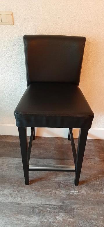 Zwart leren barkruk met houten onderstel, zgan beschikbaar voor biedingen