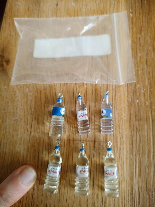 6 bedels miniatuur mini waterflesjes, Sieraden, Tassen en Uiterlijk, Bedels, Nieuw, Overige merken, Overige materialen, 4 bedels of meer