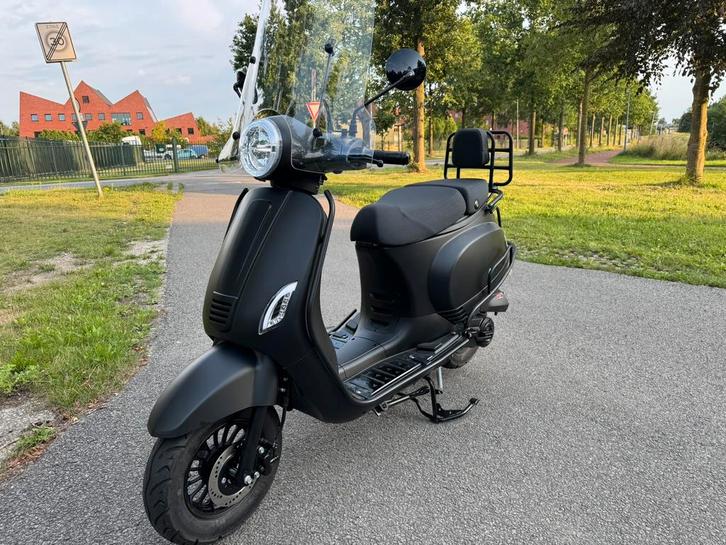 Senzo Riva lux scooter, Fietsen en Brommers, Scooters | Vespa, Nieuw, Vespa S, Maximaal 45 km/u, Benzine, Ophalen of Verzenden