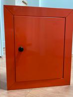 Oranje metalen wandkastje, Huis en Inrichting, Kasten | Buffetkasten, Minder dan 50 cm, Gebruikt, Ophalen of Verzenden, Minder dan 25 cm