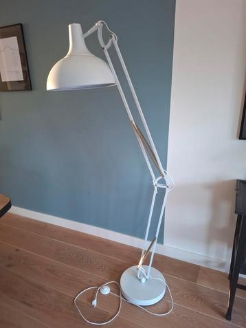 Witte staande lamp beschikbaar voor biedingen