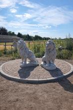 Kolossale set betonnen leeuwen
