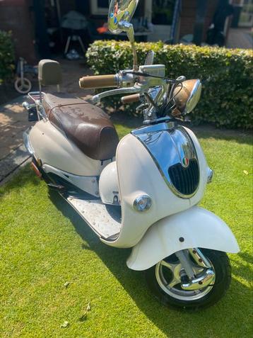 Znen retro snorscooter beschikbaar voor biedingen