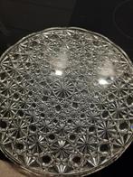 Een fraai bewerkte glazen serveerschaal van 30 cm doorsnee., Ophalen of Verzenden, Zo goed als nieuw, Glas, Schaal of Schalen