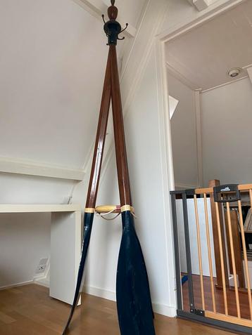 Gelakt houten kapstok van roeiriemen beschikbaar voor biedingen