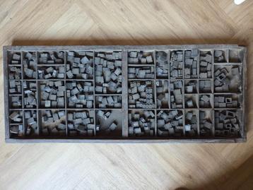 Letterbak met loden letters en cijfers beschikbaar voor biedingen