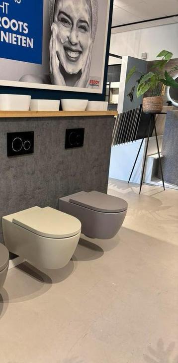 Toiletten met bril (zand, grijs) beschikbaar voor biedingen