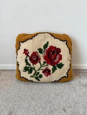 Okergeel vintage rozenkussen, 46x38cm. 60s 70s Geborduurd beschikbaar voor biedingen