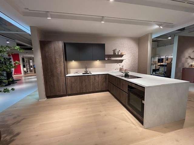 Showroomkeuken Keukendepot, Huis en Inrichting, Keuken | Complete keukens, Nieuw, Hoekkeuken, Bruin, Kunststof, Greeploos, Met kookeiland