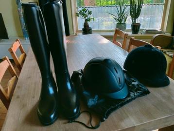 Nieuwe paardrijlaarzen en 2 caps beschikbaar voor biedingen
