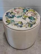 Vintage antieke poef met bewerkte deksel zit kruk opbergkist, Ophalen, Minder dan 50 cm, Gebruikt, Minder dan 50 cm