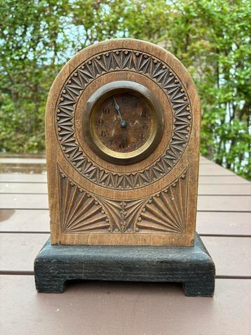 Oud Fries snijwerk klokje beschikbaar voor biedingen