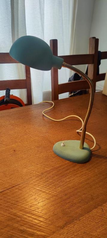 Vintage mintgroene ijzeren tafellamp. beschikbaar voor biedingen