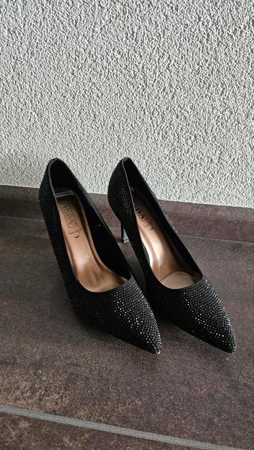 Zwarte pumps maat 40 beschikbaar voor biedingen