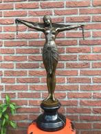 groot bronzen beeld, dame met doek, 75 cm hoog, Ophalen of Verzenden, Brons