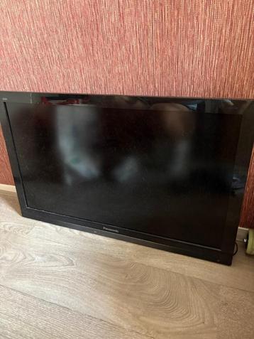 Panasonic tv met muurbeugel beschikbaar voor biedingen