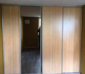 Kastenwand met spiegeldeur