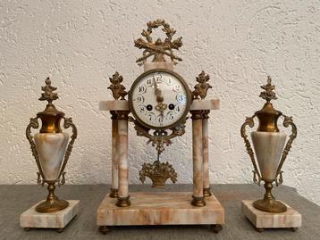 Antieke Franse Empire Pendule klokstel beschikbaar voor biedingen