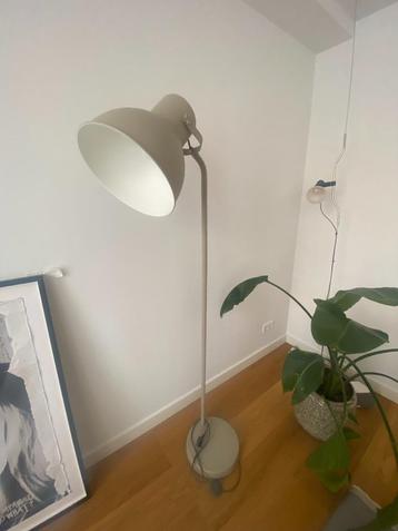 Ikea-vloerlamp beschikbaar voor biedingen