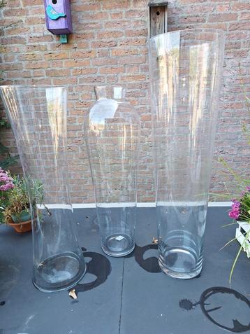 Grote glazen vazen set beschikbaar voor biedingen